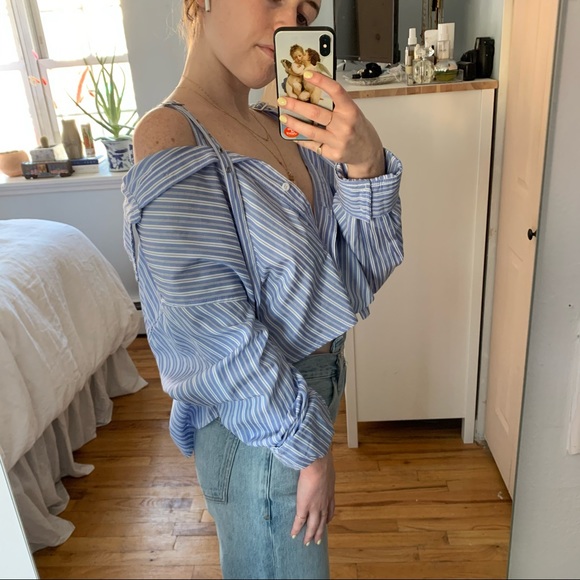 Off-the-shoulder top seen on Kendall Jenner - Picture 4 of 7